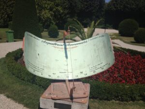 Aequatorial Sonnenuhr_ Solarscope_ Schloss Schönbrunn gardens_ Viyana_ Avusturya